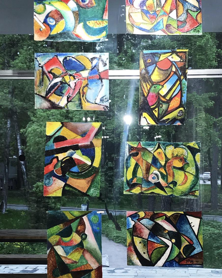 Абстракции Людмилы Петрушевской, которые она называет "витражами", на выставке в Доме творчества в Переделкино.