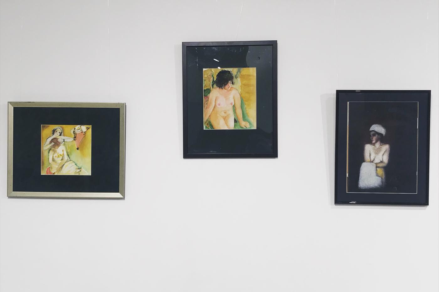 Картины Людмилы Петрушевской на выставке в Доме творчества в Переделкино.