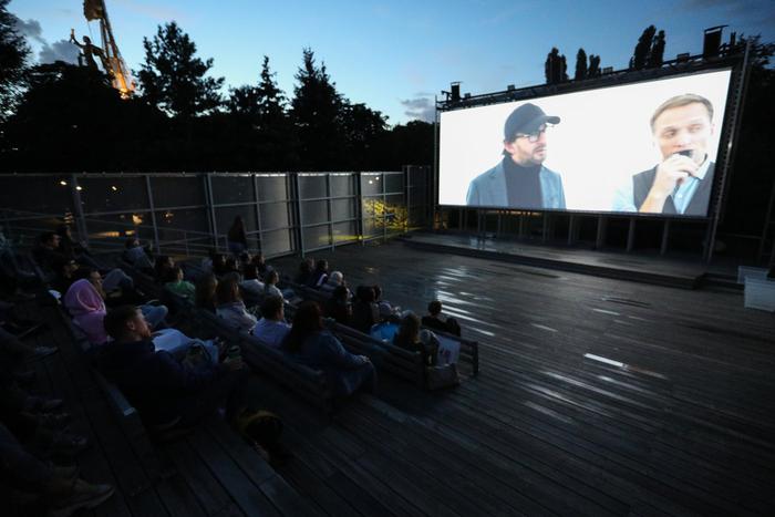 В летних кинозалах ждут звёзды и мягкие пуфы. Где смотреть фильмы на свежем воздухе