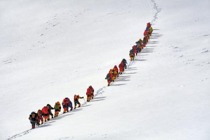 В этом году на Эверест захотели взойти много групп