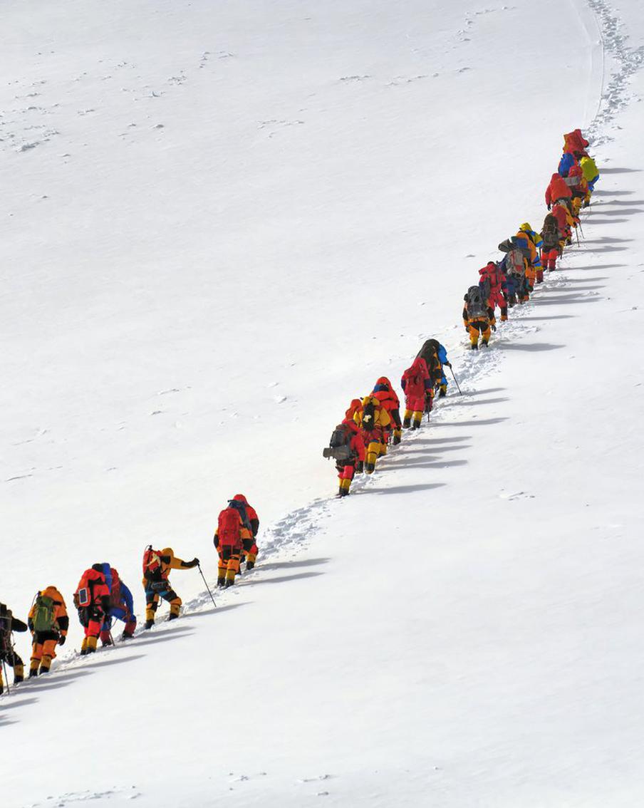 В этом году на Эверест захотели взойти много групп