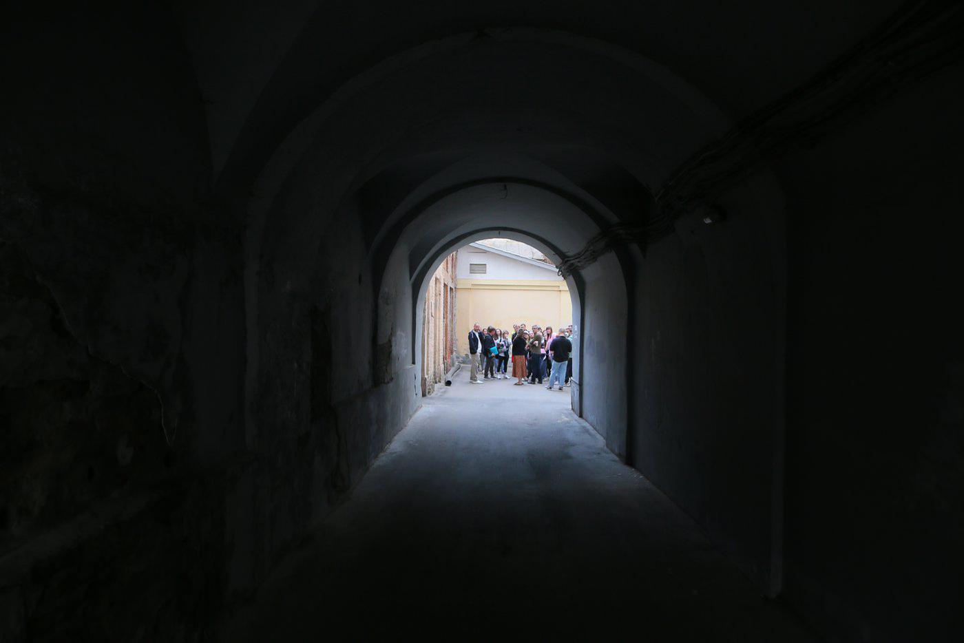 А здесь мы уже попали внутрь двора, где нас ждал ещё один тоннель.