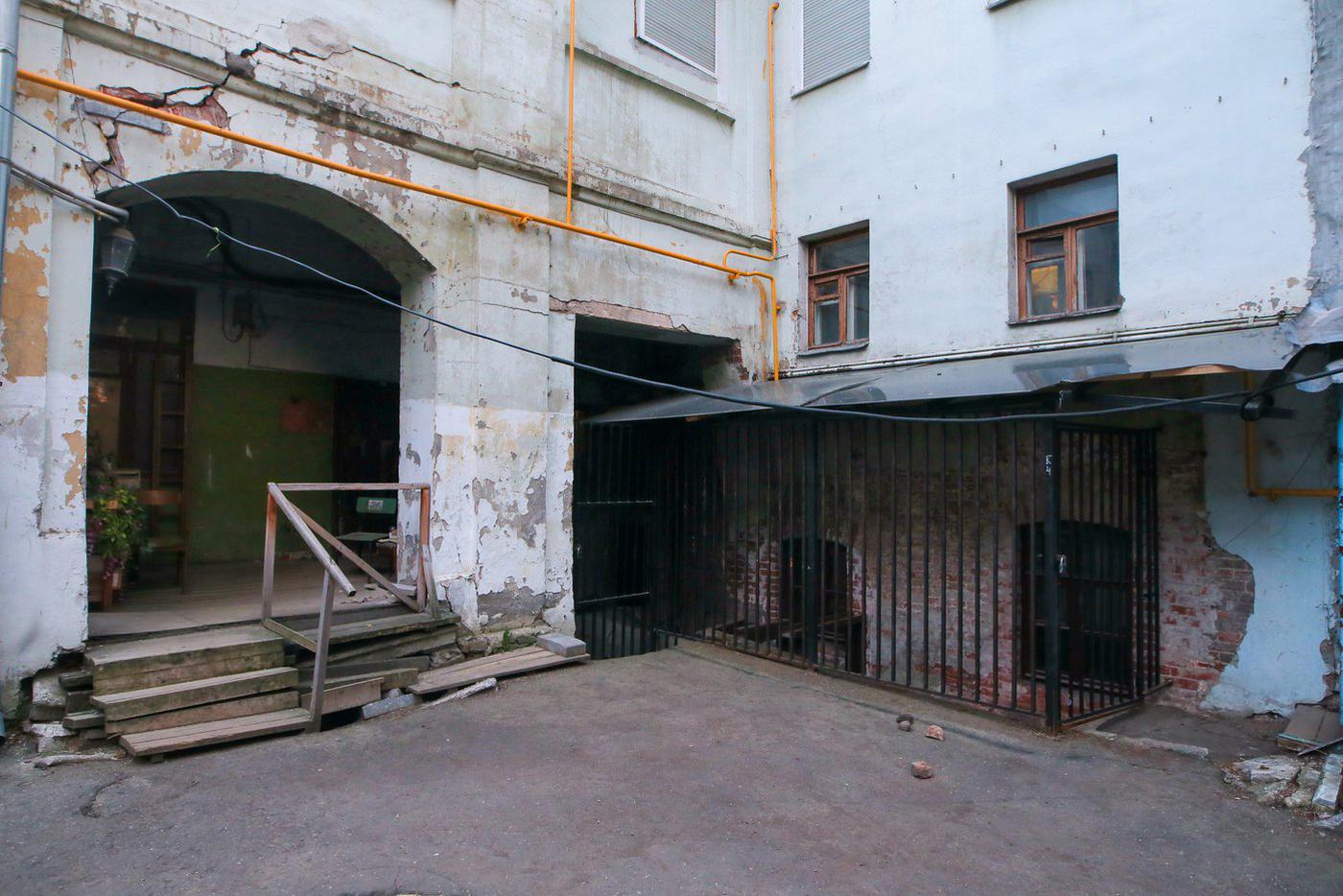 Единственное, что изменилось с момента съёмок сцены с продавцом оружия, – установили решётку под козырьком слева.