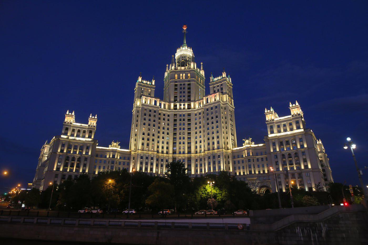 Высотка на Котельнической – один из самых престижных объектов недвижимости Москвы, в разное время здесь жили режиссёр Иван Пырьев, актрисы Нонна Мордюкова и Фаина Раневская, писатель Константин Паустовский и другие выдающиеся деятели культуры.