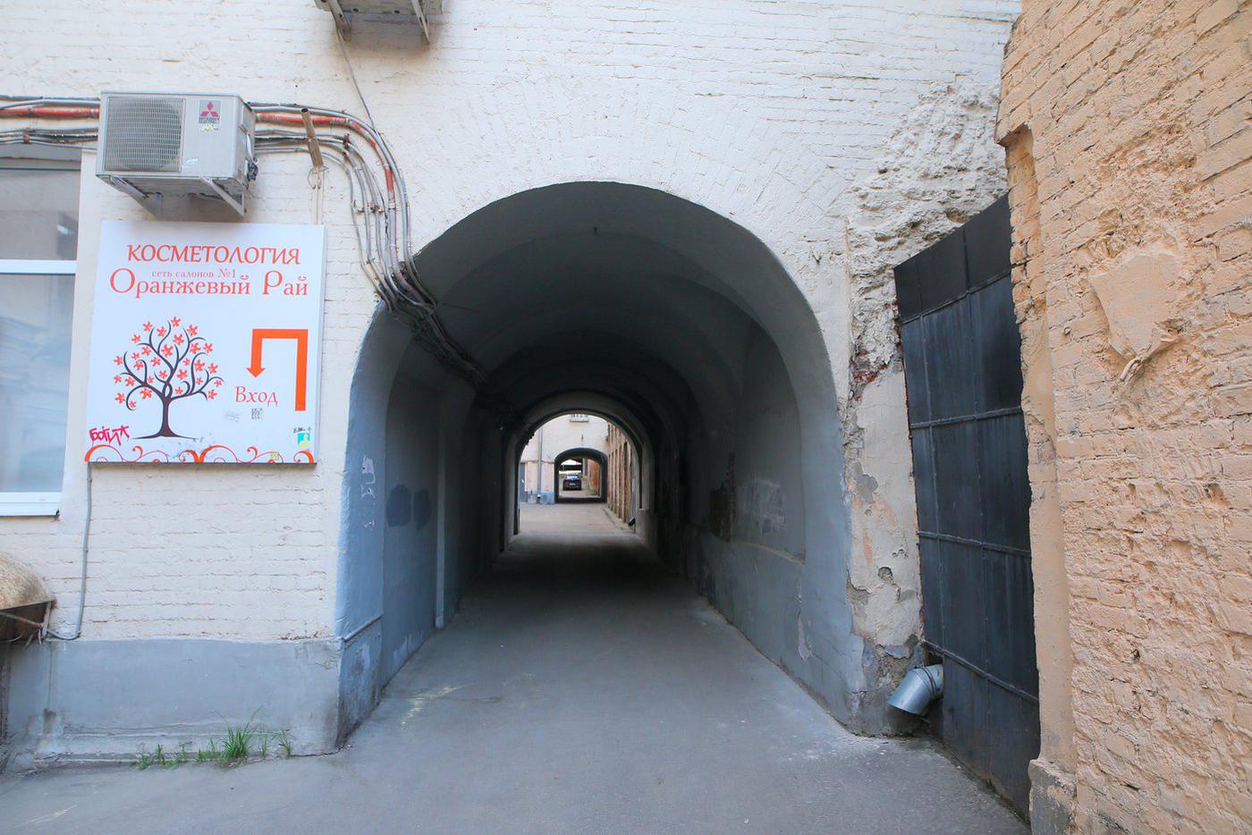 В этом самом тоннеле нас встретили фразой "Данила, заверни где потише...".