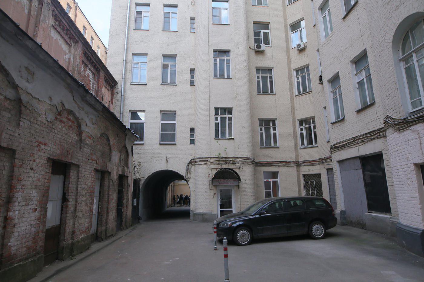 Во дворе жилого дома очень-очень тихо. По словам экскурсоводов, многих людей, лично заставших съёмки "Брата 2", к сожалению, уже нет в живых.