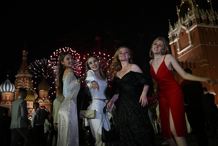 Плата за взрослую жизнь: выпускные балы в этом году стали дороже