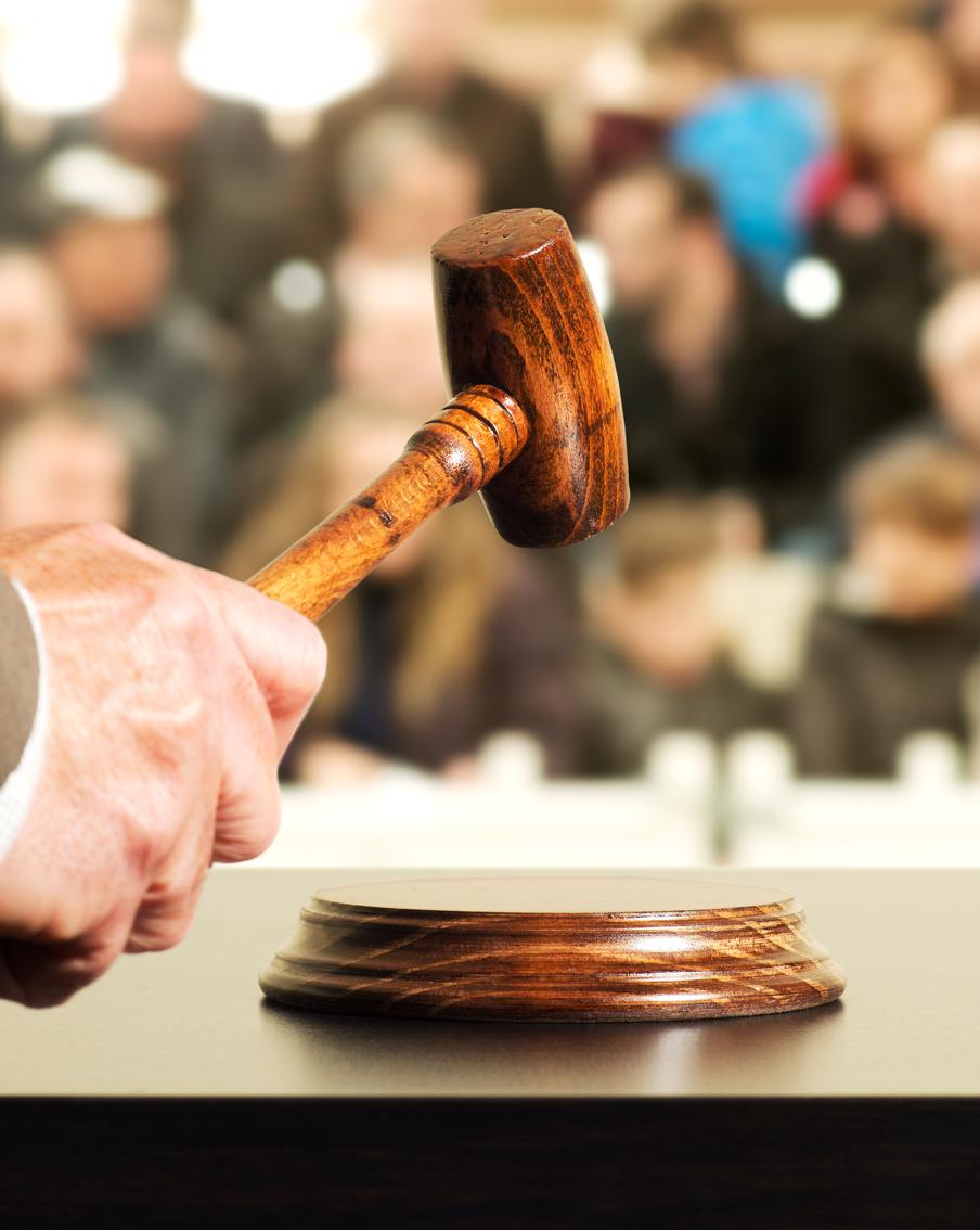 На аукционе Sotheby"s продали старинную Библию