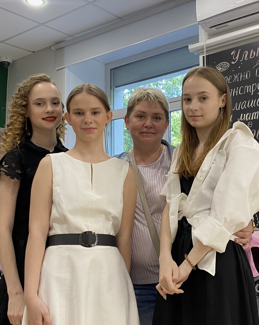 Столичным выпускникам помогли одеться с иголочки