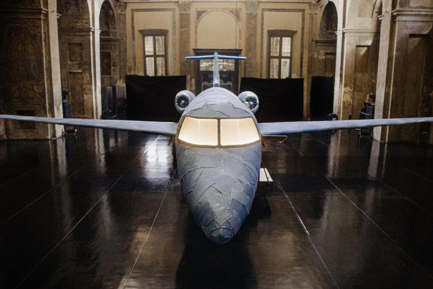 Частный самолёт из переработанной джинсы.