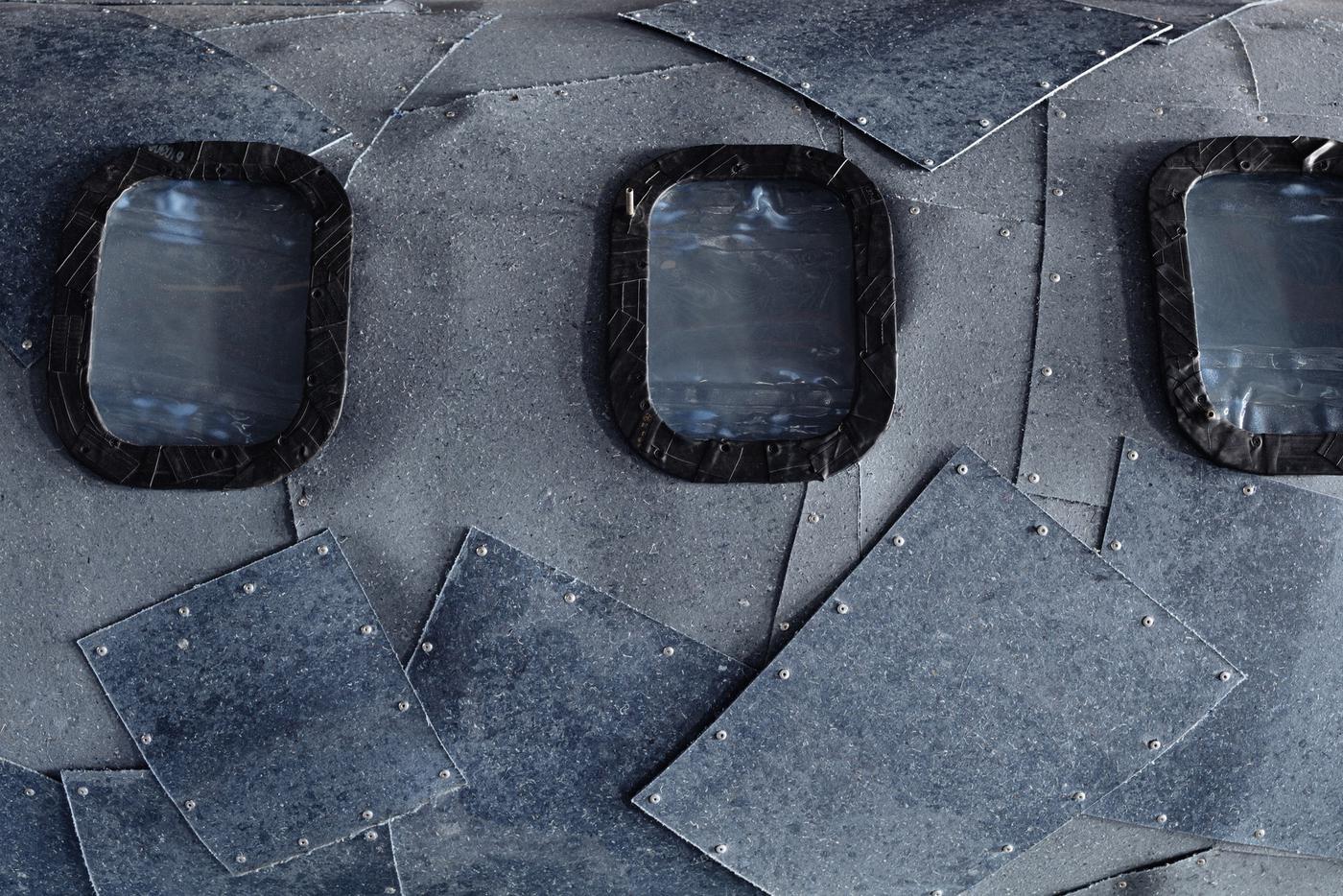 Иллюминаторы частного самолета из переработанной джинсы.