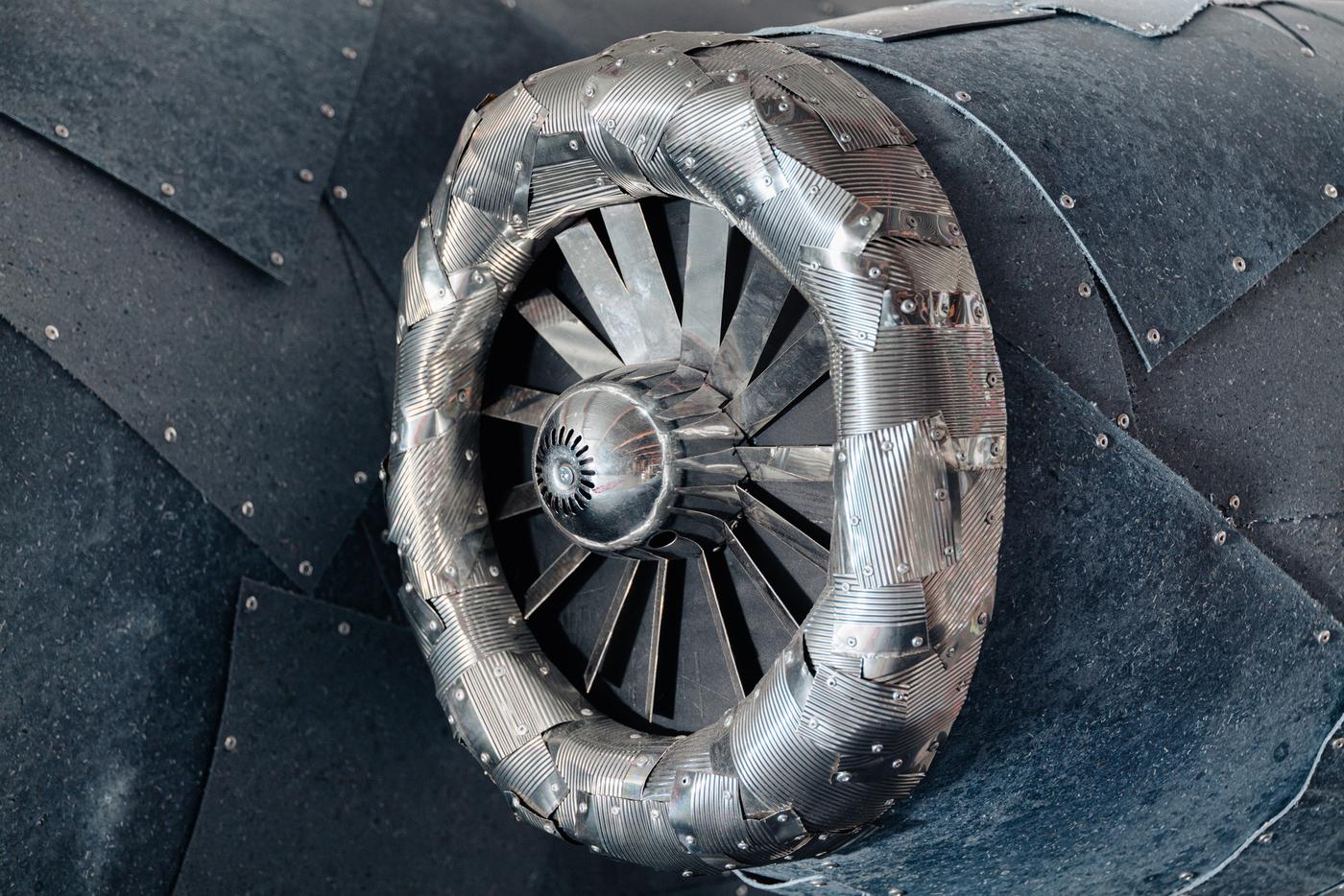 Деталь частного самолета из переработанной джинсы.