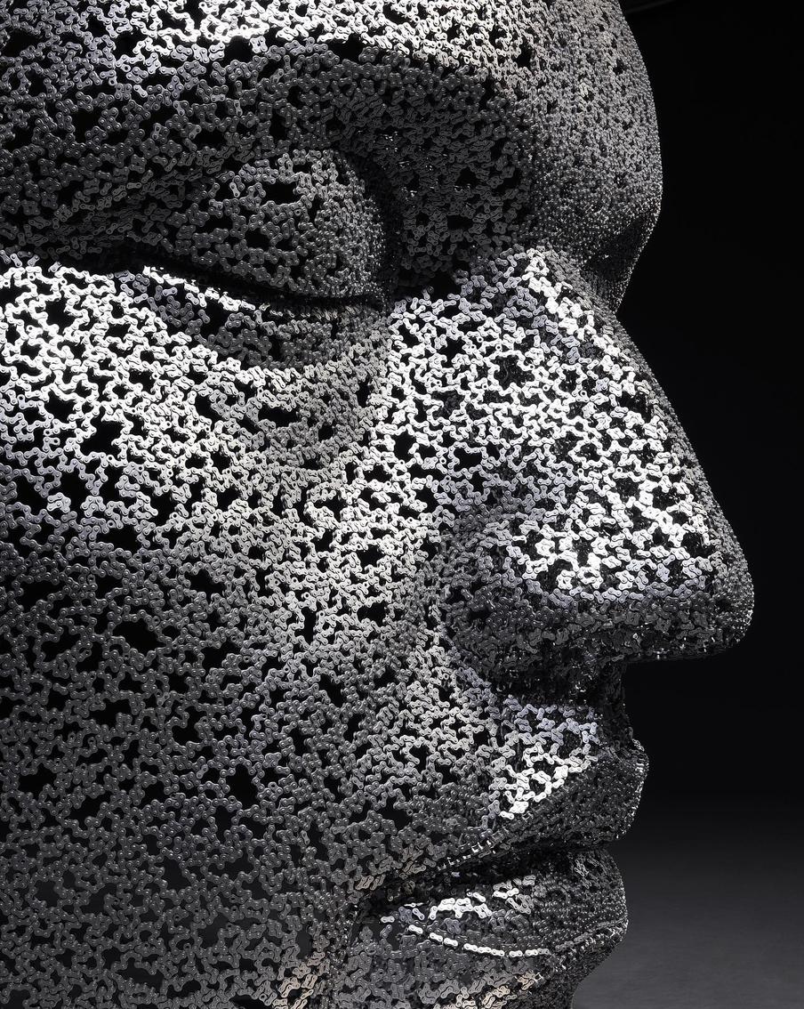 Скульптура из велосипедных цепей.