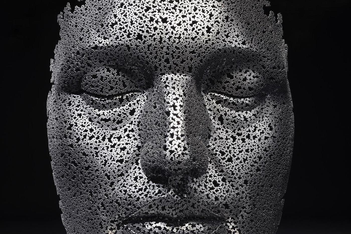 Корейский художник создает скульптуры из велосипедных цепей. Этот холодный материал символизирует безучастность мира к личности