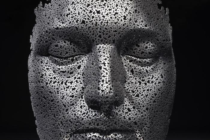 Корейский художник создает скульптуры из велосипедных цепей. Этот холодный материал символизирует безучастность мира к личности