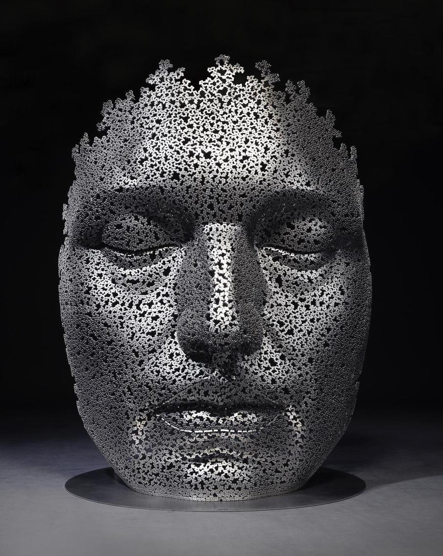 Корейский художник создает скульптуры из велосипедных цепей. Этот холодный материал символизирует безучастность мира к личности