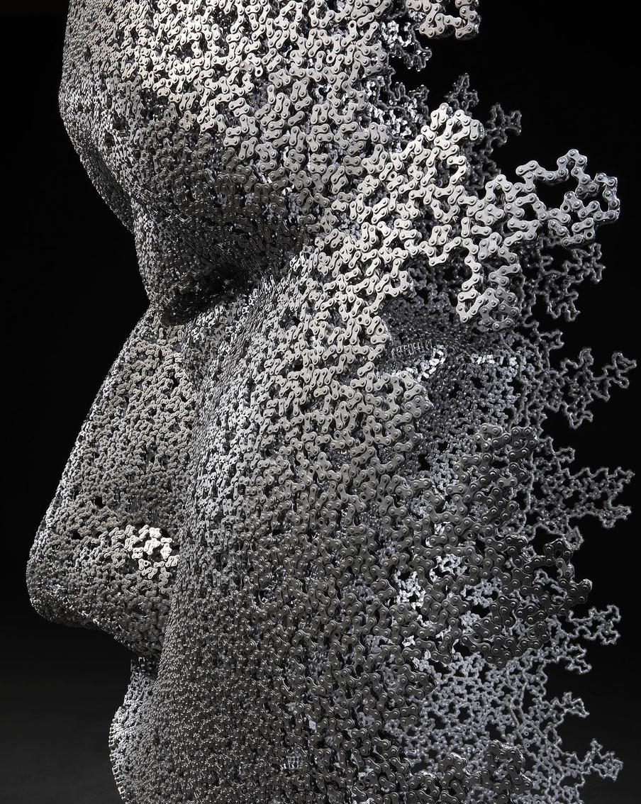 Скульптура из велосипедных цепей.