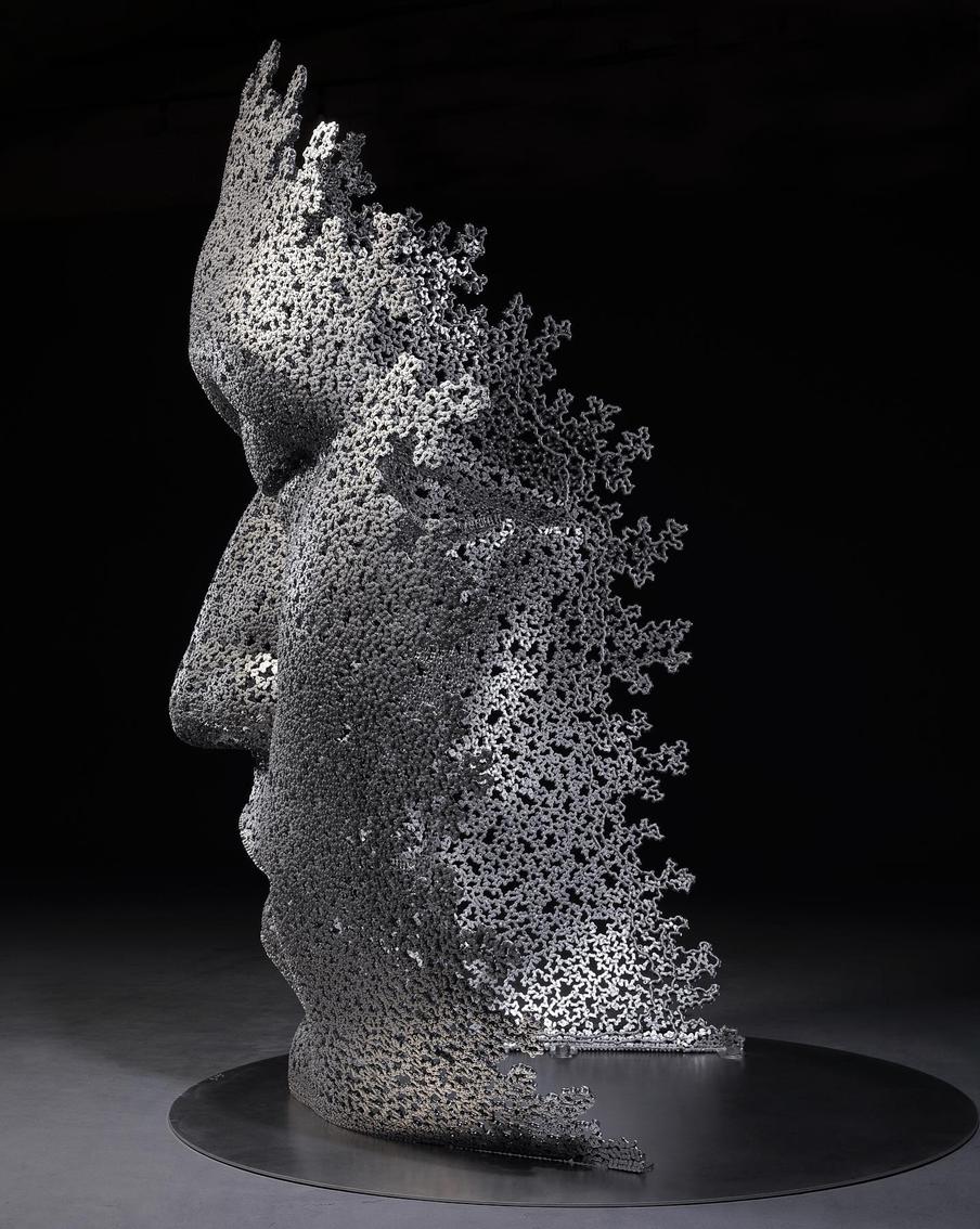 Скульптура из велосипедных цепей.