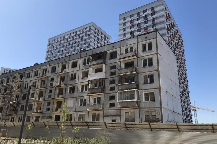 "3 года живу без отопления и газа". Мужчина отказывается переселяться из пятиэтажки