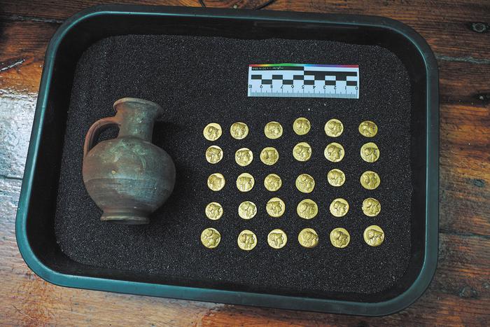В Керчи нашли клад с золотом. Монеты эпохи правления Александра Македонского были спрятаны в глиняном кувшине