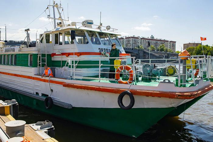 Москва-река на экоконтроле: специальное судно ежедневно замеряет состав воды