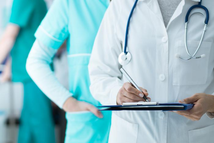 В Германии врач поплатился рабочим местом за привлечение к операции уборщицы