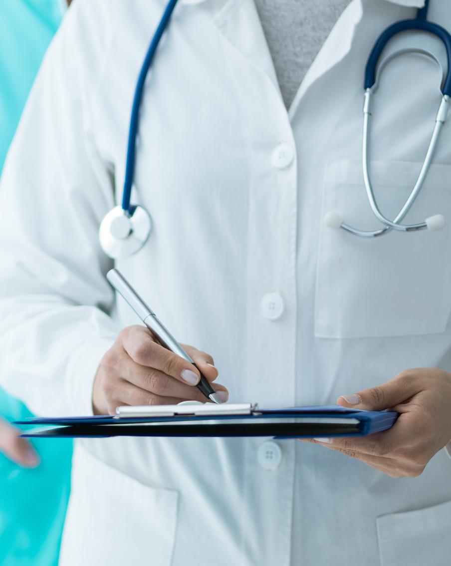 В Германии врач поплатился рабочим местом за привлечение к операции уборщицы