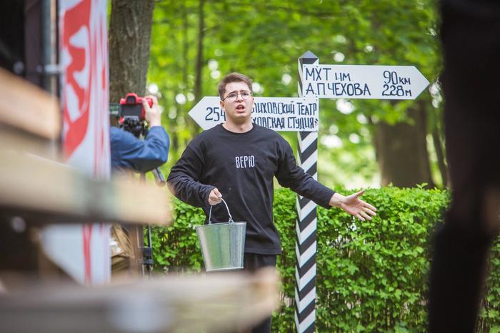 "Проще, легче, веселее": Хабенский раскрыл ключ к пониманию Чехова на "Мелиховской весне"