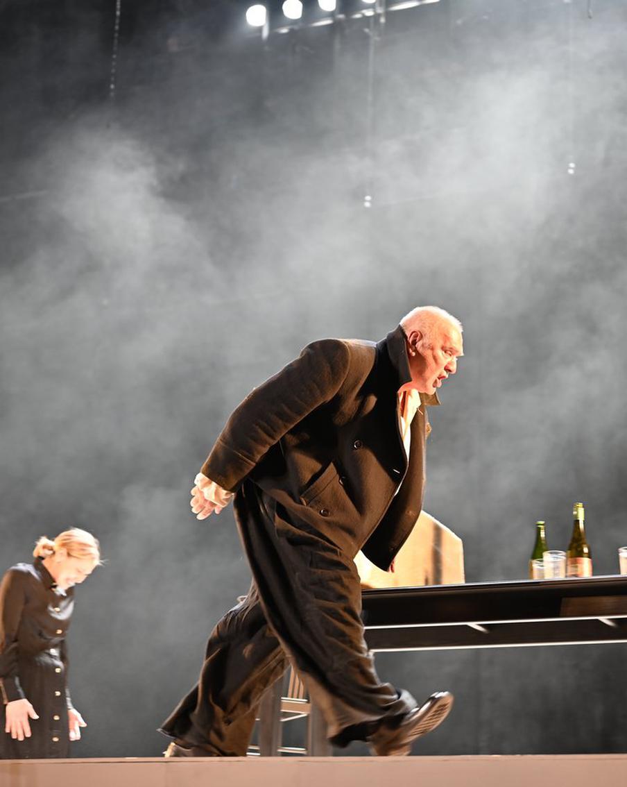 Очень нервные "Мещане" расстроили друг друга и зрителей театра "Современник"