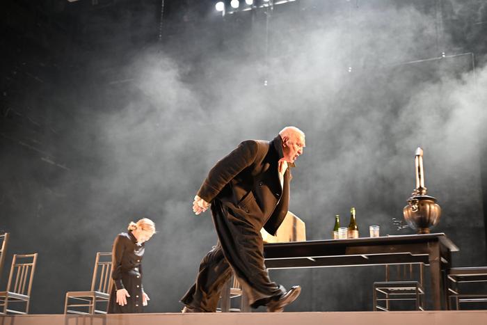 Очень нервные "Мещане" расстроили друг друга и зрителей театра "Современник"