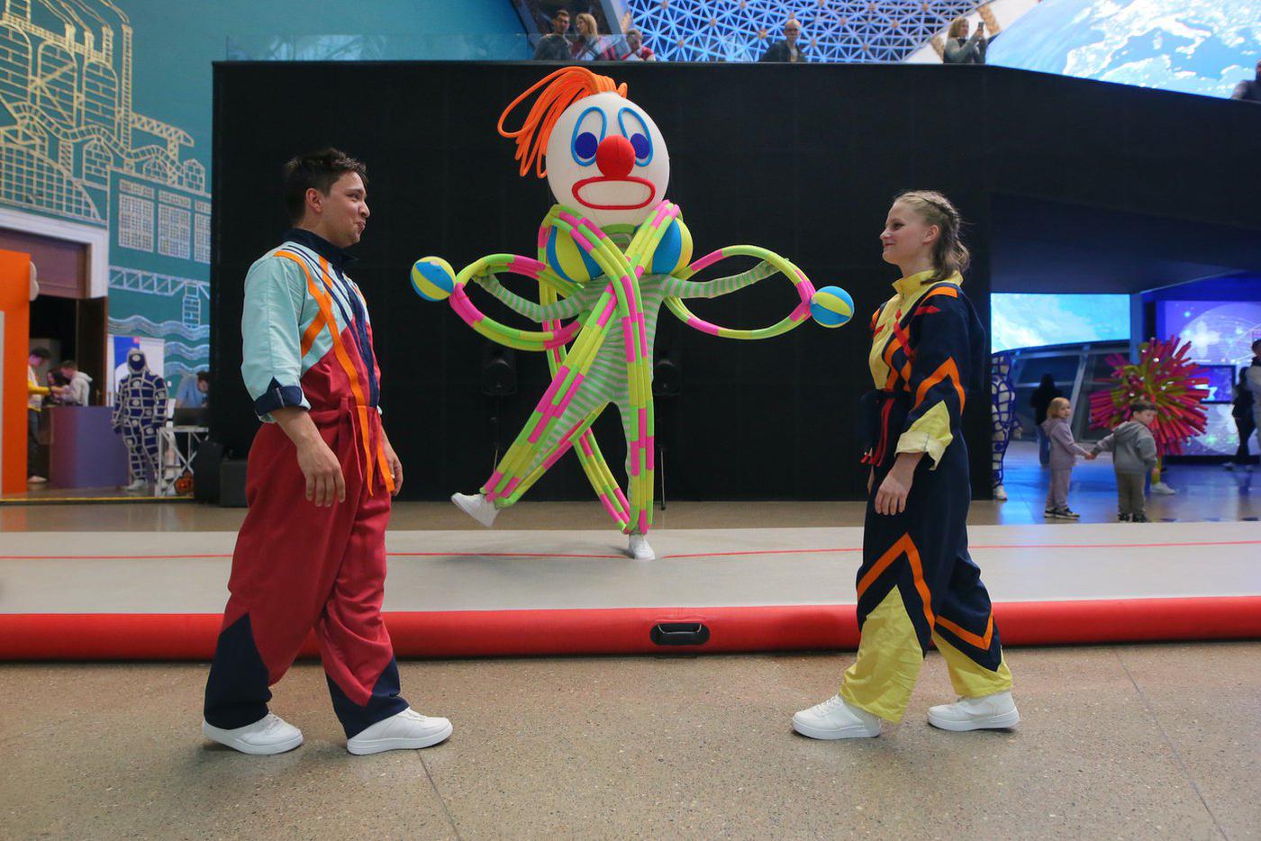 Клоун-пришелец ещё не нашёл свою любовь, поэтому у него такой грустный взгляд.