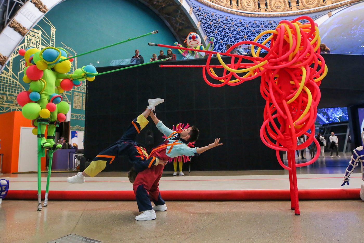 В спектакле предложили альтернативу "Тиндеру" – знакомиться через сон.