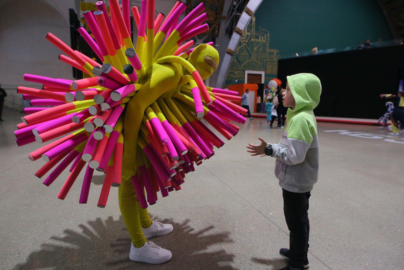 Как только его не называли в толпе – ёж, коронавирус, пепельница, мочалка.