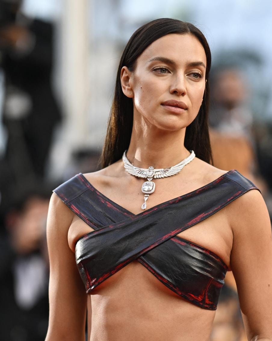 Топ-модель Ирина Шейк произвела фурор в "голом платье" на Каннском кинофестивале