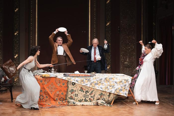 В семейном шкафу найдется по скелету всему свету. Театр "Школа современной пьесы" представил премьеру