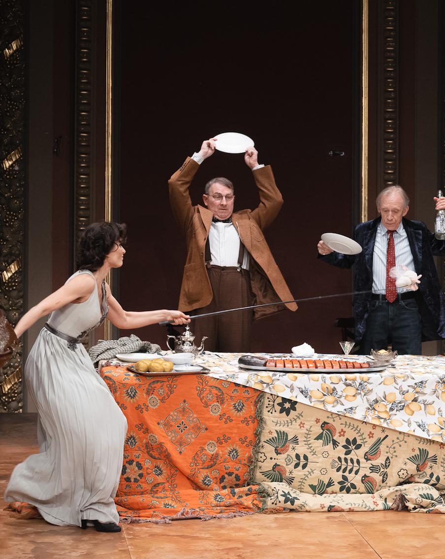 В семейном шкафу найдется по скелету всему свету. Театр "Школа современной пьесы" представил премьеру