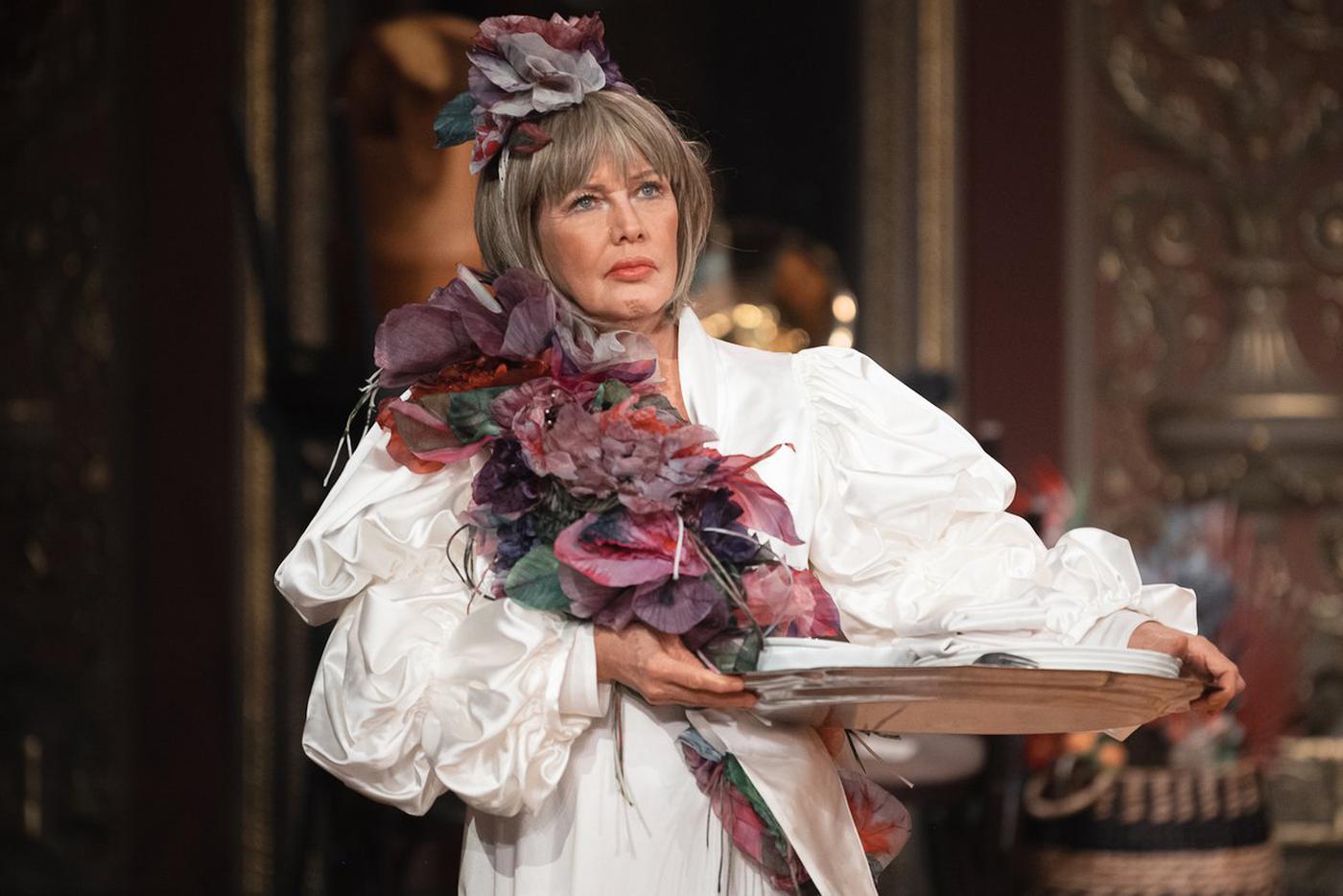 Елена Проклова в роли Ширли