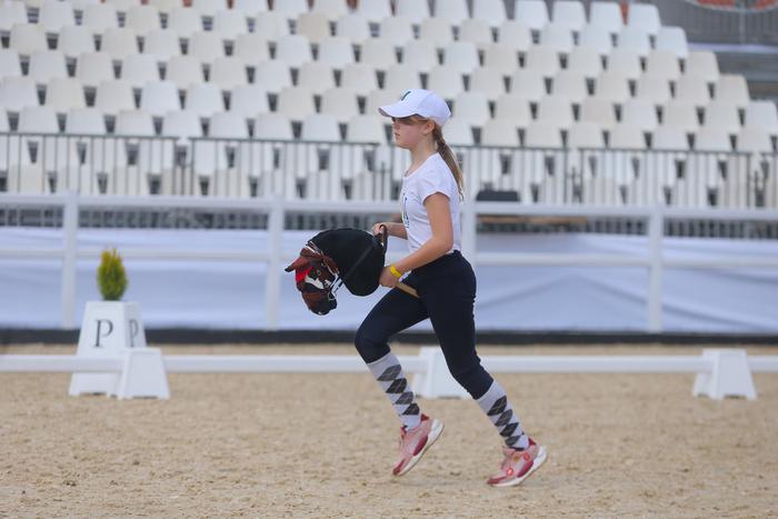 Ничего вы не понимаете! Бег с головой лошади на палке стал видом спорта