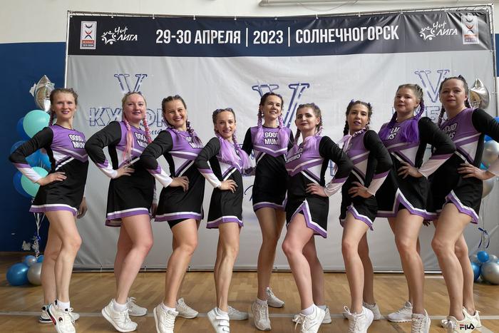 Умеют летать и стоять на руках. Десятка отважных мамочек покоряет чирлидинг