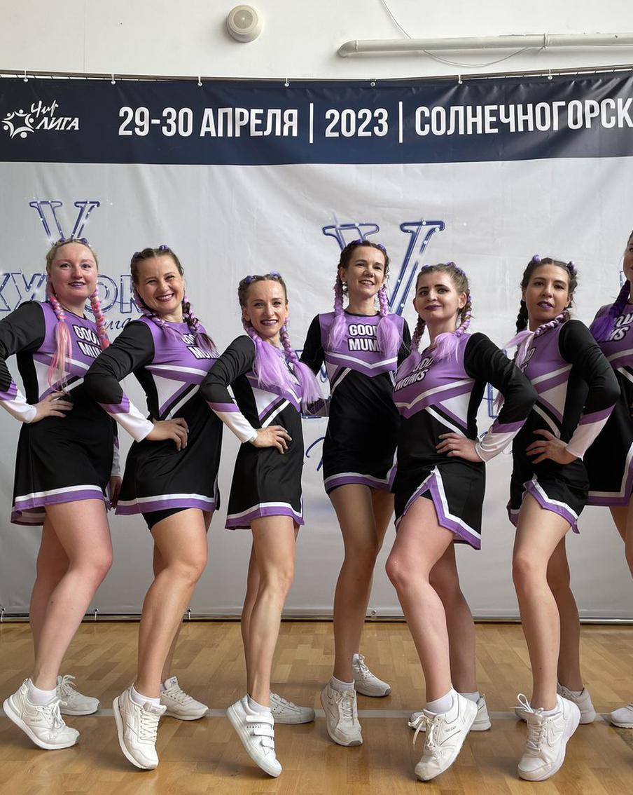 Умеют летать и стоять на руках. Десятка отважных мамочек покоряет чирлидинг