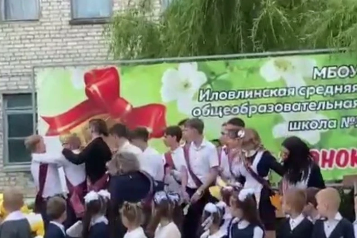 Кровавый последний звонок: на торжественной линейке выпускник попытался перерезать однокласснице глотку