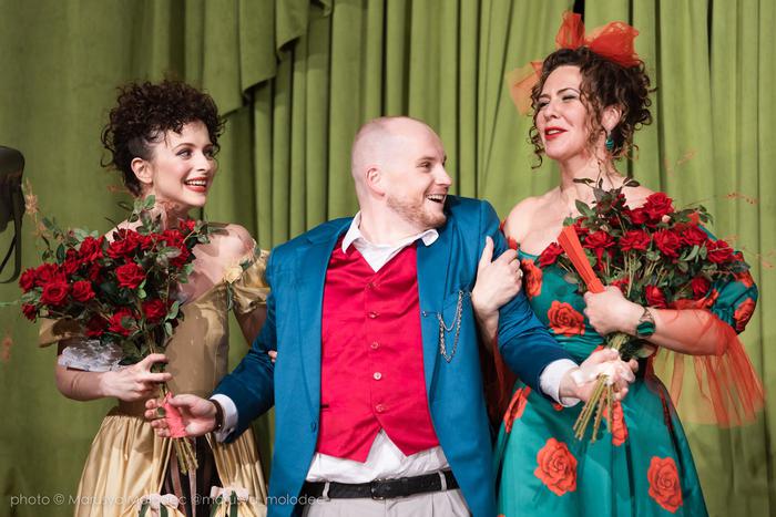 Театр "Сфера" показал свою версию "Ревизора". Получилось ярко и динамично