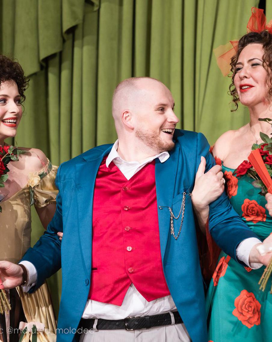 Театр "Сфера" показал свою версию "Ревизора". Получилось ярко и динамично