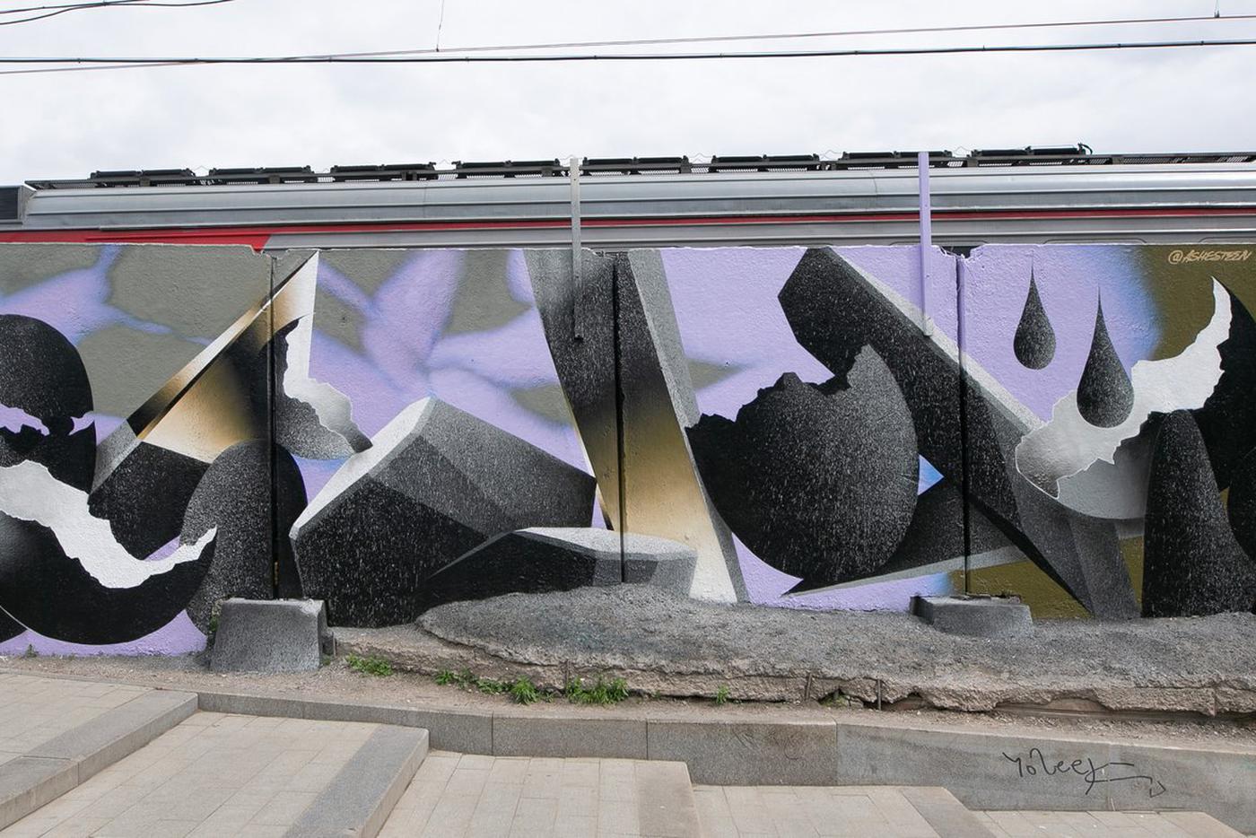 Ashesteen. Граффити говорит об индивидуальности каждого человека. Но, как и в жизни, не бывает всё идеально. Мы люди, нам свойственно ошибаться и, увы, страдать. – В этой работе есть надрыв и драма. Граффити в каком-то смысле соединяет две предыдущие и три следующие работы. Она композиционно является кульминацией всего арт-пути, – прояснила Сабина.Художник смог показать тот самый переход от идеального к реальному, от разочарования к возрождению.