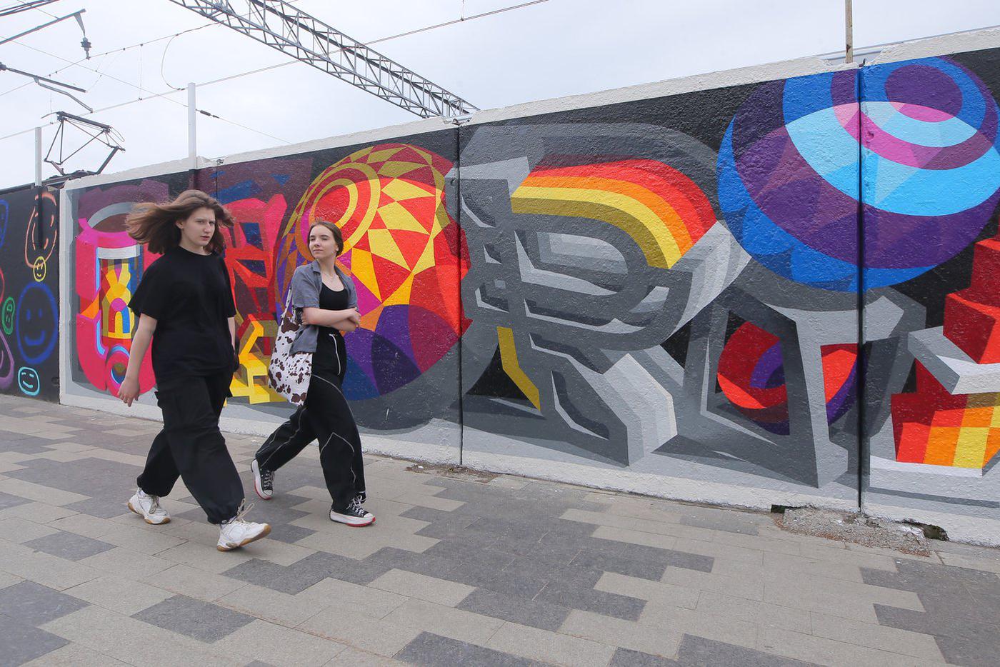 Scheme. Первая работа на этом пути искусства – утопия, фантазийный мир. Она рассказывает историю о желанном, безумном и несвершённом.