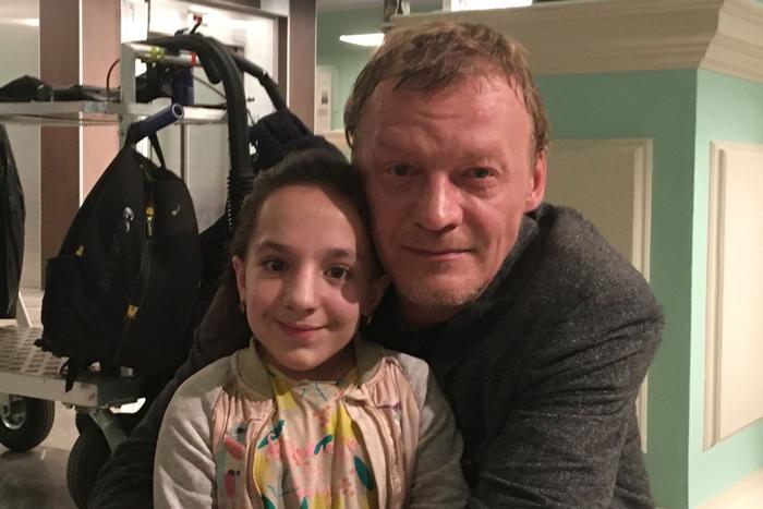 "Она снималась с Алексеем Серебряковым!": последний звонок прозвенел для самой маленькой девушки России