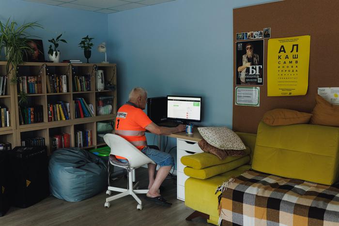 Бездомные читают Хемингуэя и книги о вреде алкоголя