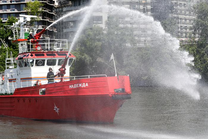 Корабль, что дарит надежду и спасает жизни: на чём пожарные бороздят Москву-реку