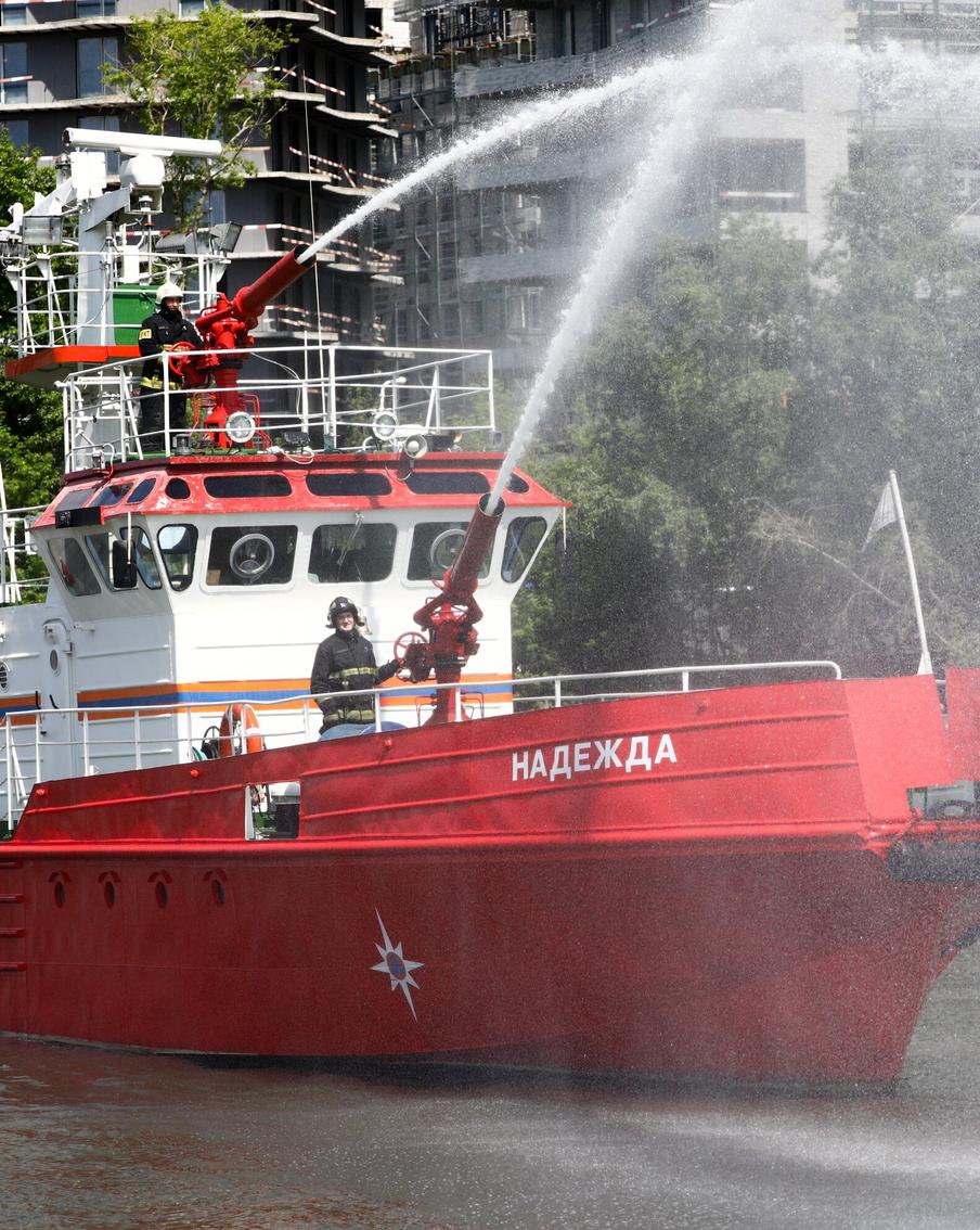 Корабль, что дарит надежду и спасает жизни: на чём пожарные бороздят Москву-реку