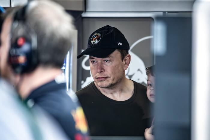 Людям будут вживлять чипы в мозг: компания Илона Маска получила разрешение на опыты